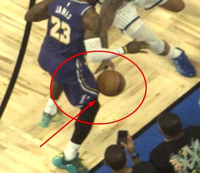 湖人险胜魔术裁判争议判罚引热议