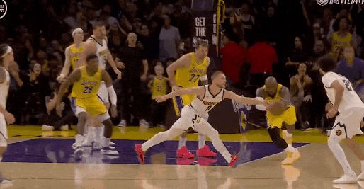 里夫斯绝杀掘金！湖人防守反击铸就五连胜