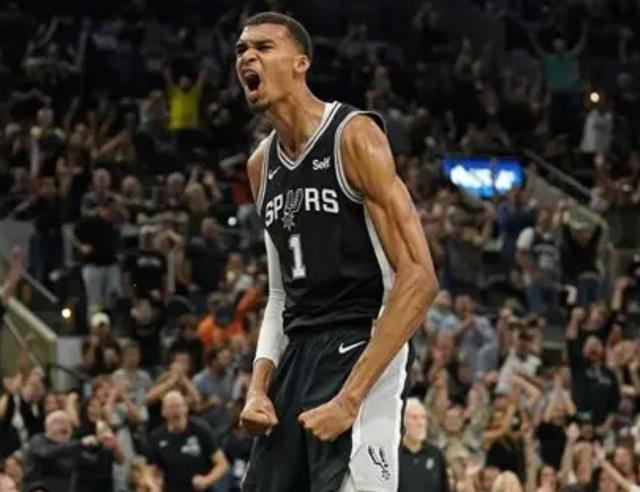 追梦格林盛赞文班亚马防守实力 马刺双核闪耀西