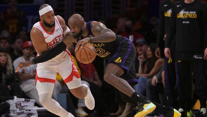 詹姆斯反手扣篮引爆球场 系列赛2-0领先并幽默回