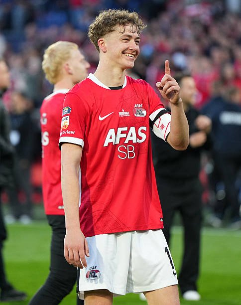 米兰中场补强新目标：阿尔克马尔中场迈南斯引